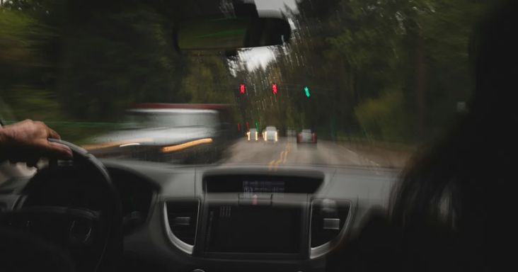 Részegen, 140-nel hajtott újszülött gyerekéhez – halálos baleset lett a vége