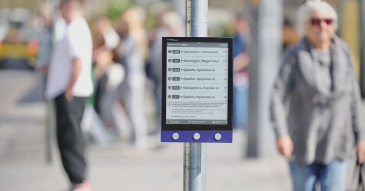 Olyan, mint egy óriási ebook-olvasó: digitális kijelzők jelentek meg budapesti buszmegállókban