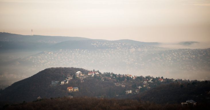 Lezuhant és súlyosan megsérült egy siklóernyős a Hármashatárhegynél