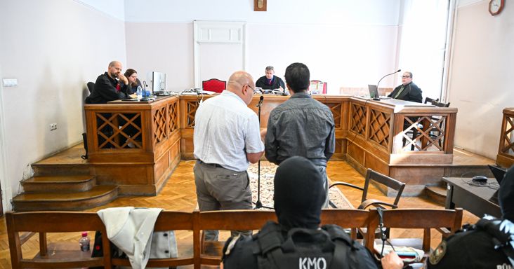 Lehazugozta az ügyészt A. Mohamed, aki a kétéves fiuk előtt mészárolta le a volt feleségét