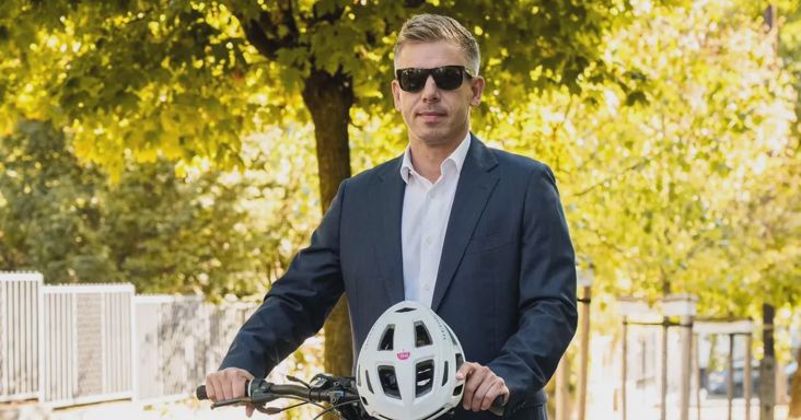 Magyar Péter biciklivel gurult be a kormányülésre