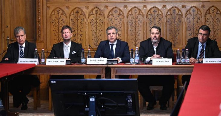 Vissza a Szent Korona-tanhoz? Laky Takács Péter új alapokra helyezné a magyar államiságot