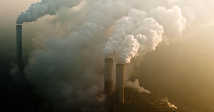 Elbukhat a nagy globális vállalás: az iráni háború miatt rekord dönt a leginkább környezetszennyező energia