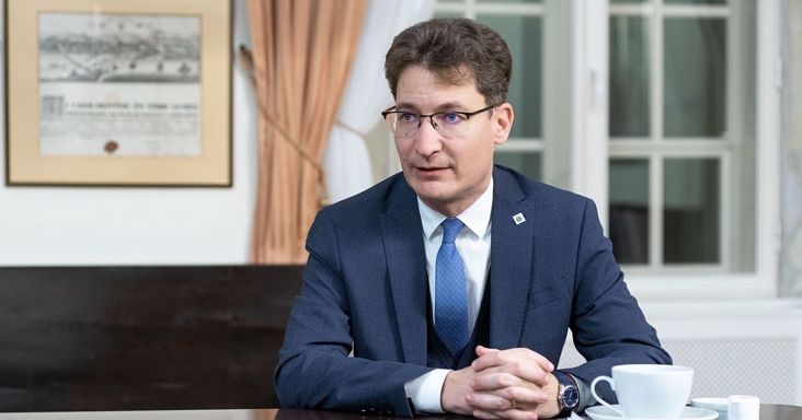Cser-Palkovics: nem szabad Facebook-posztokra szűkíteni az önkormányzati ügyeket