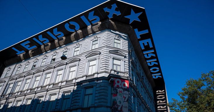 Szájer József nyugdíjba vonul, jogi átvilágítás miatt zár be a Terror Háza
