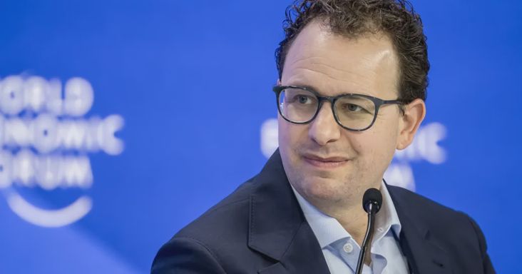 Az Anthropic vezérigazgatója az MI-modellek fejlesztésének lassítására szólított fel
