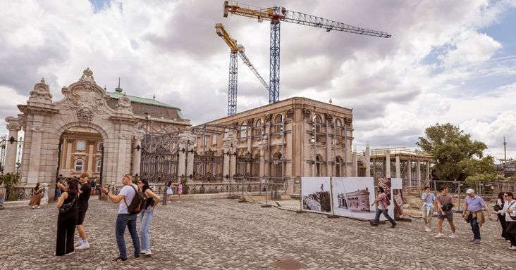 Hivatalos: a Tisza-kormány leállítja a budai várpalota történelmi újjáépítését, Mészáros Lőrinc újabb cégével szakítanak – azonnal megszólaltak Vitézy Dávidék
