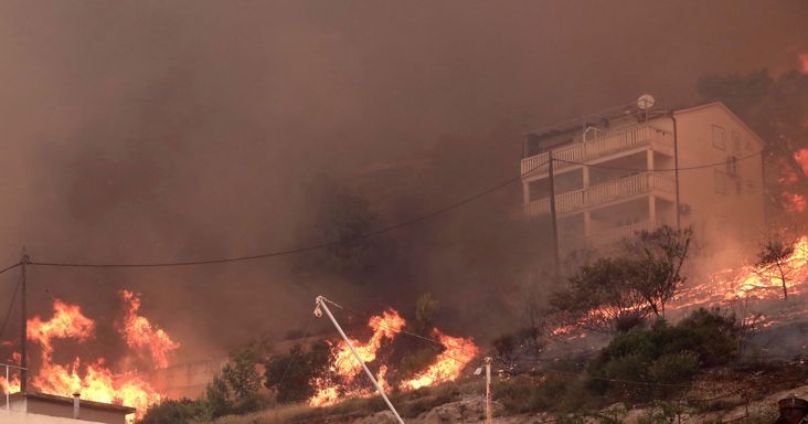 Tűzvész tombol a magyarok kedvelt horvát nyaralóhelyén, menekítették az embereket éjszaka – videó