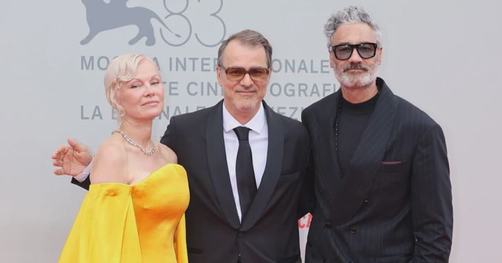 Újabb sikersztori a Velencei Filmfesztiválról: magyar rendező oldalán pózolt Pamela Anderson – Galéria