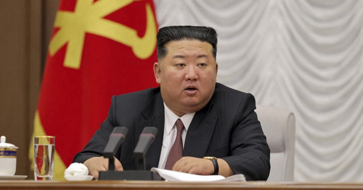 Rakéta- és tüzérségi csapásmérő gyakorlatot tartott szombaton Észak-Korea