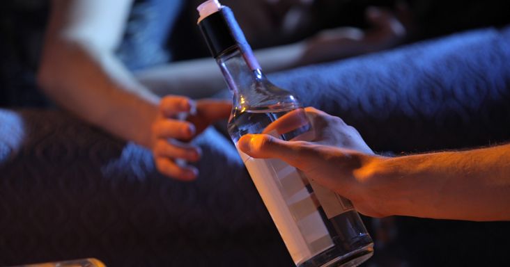 Nevetve videózta, ahogy rosszul lett a saját kislánya! – Borzalmas dolgokat tett a 13 éves gyermekével a bucsai férfi
