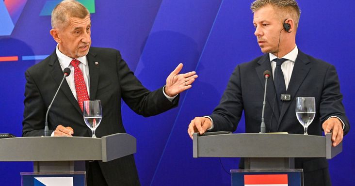 V4-csúcs, feszült pillanatok: Babis Magyar Péter mellett állva dicsérte az egekbe Orbán Viktort – "Megmentette Szlovákiát és Csehországot"