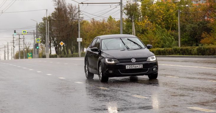 Egy Volkswagen sofőrjét egy gombnyomással elrejthető rendszámtáblával kapták el