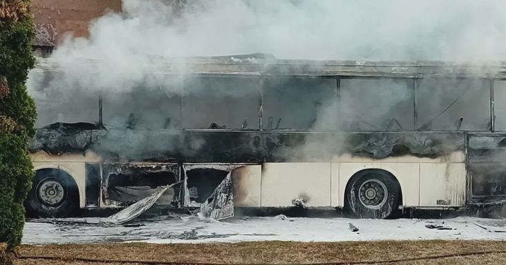 Menekültek az utasok: menetrend szerinti busz kapott lángra