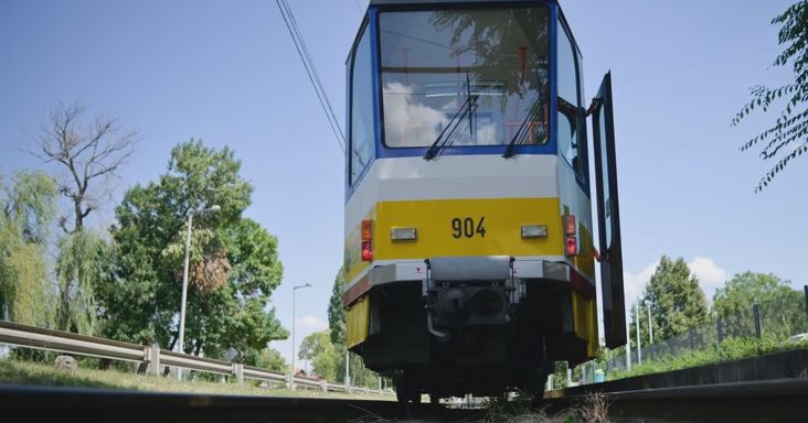 Hatalmas csattanás rázta meg Szegedet: több perces késések várhatók