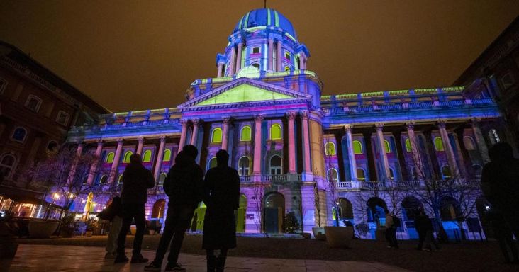 Leállítja a budavári palota újjáépítését a kormány, új közbeszerzés lesz