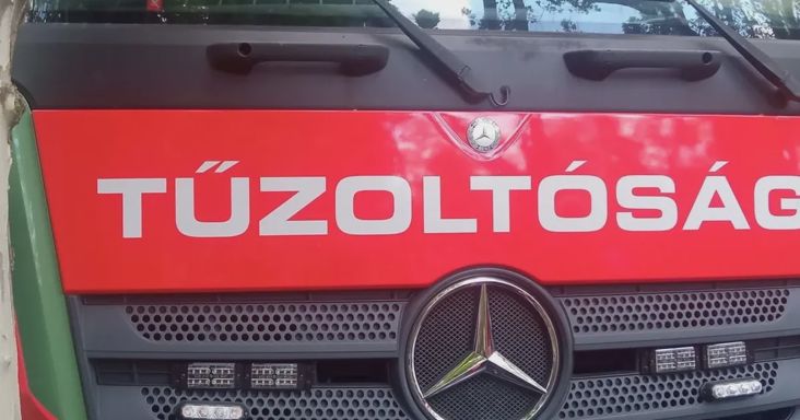 Mentőt és tűzoltó riasztottak a helyszínre: beszakadt az aszfalt Rákospalotán - fotó