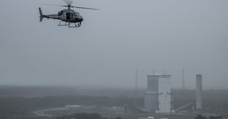 Orosz hadihajó jelzőrakétákat lőtt egy dán helikopter felé