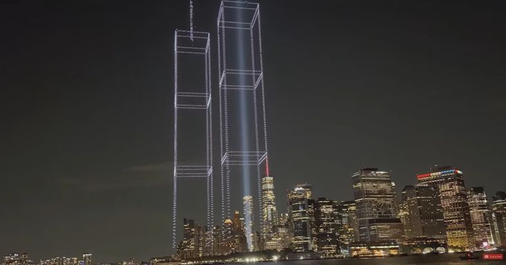 Fényből szőtt emlékmű: 2977 drón idézte meg a World Trade Center ikertornyait New York egén