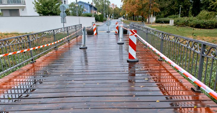 Teljesen lezárták a Liget utcai hidat Szombathelyen, és azt sem tudni, mikor nyitják meg újra