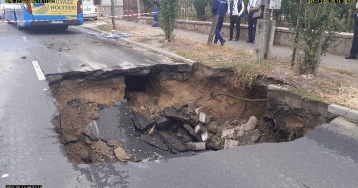 Beszakadt az aszfalt a busz alatt Rákospalotán, négy gyerek is megsérült