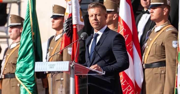Magyar Péter máshogy kezdte ezt a keddet, annyira kiakadt az ellenzékre: Rajzolgattak, nevetgéltek és olvastak