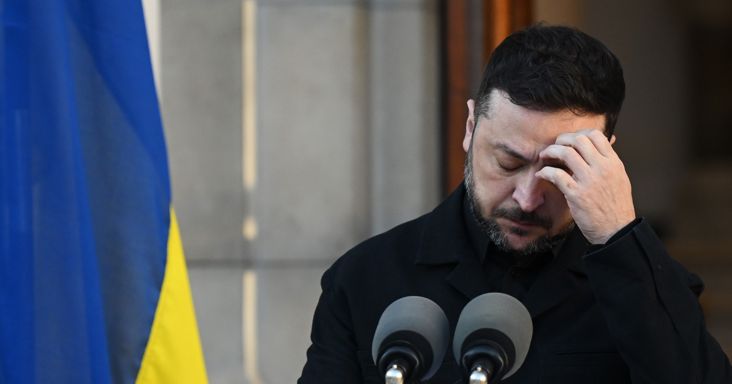 Megpróbálták megölni Zelenszkijt: külföldön támadtak rá az elnökre