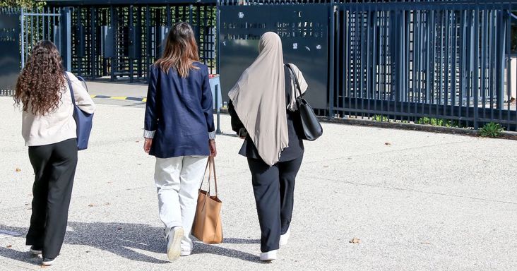 „A gyerekek nem politikai sakkfigurák” – török szervezet figyelmezteti a fejkendőtilalommal szembeszegülő baloldali csoportokat