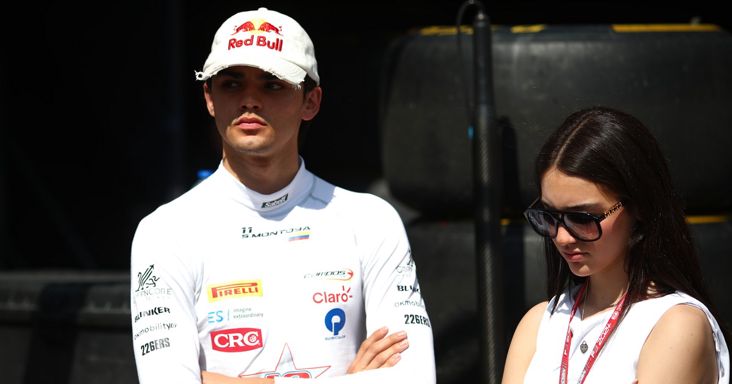 Túl keveset takart húga szoknyája: közel 200 ezerrel büntették miatta az F1-es legenda fiát és csapatát