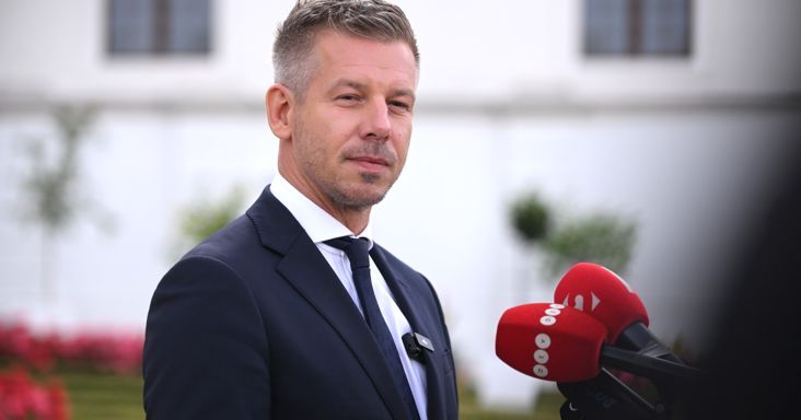 Zárt ajtók mögött egyeztet Magyar Péter a katolikus egyházfővel