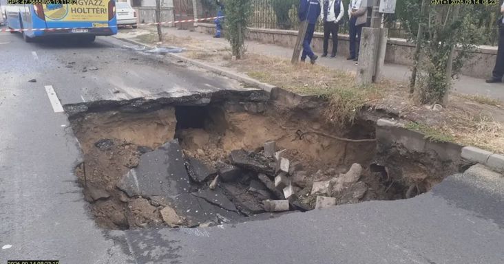 Hat ember, köztük négy gyermek került kórházba, amikor beszakadt az útpálya egy busz alatt Rákospalotán