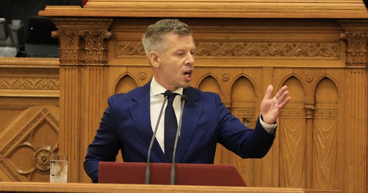 Magyar Péter a „Jászság bukott rémének” nevezte Pócs Jánost: most egy gyerekekkel készült videó miatt ugrottak egymás torkának