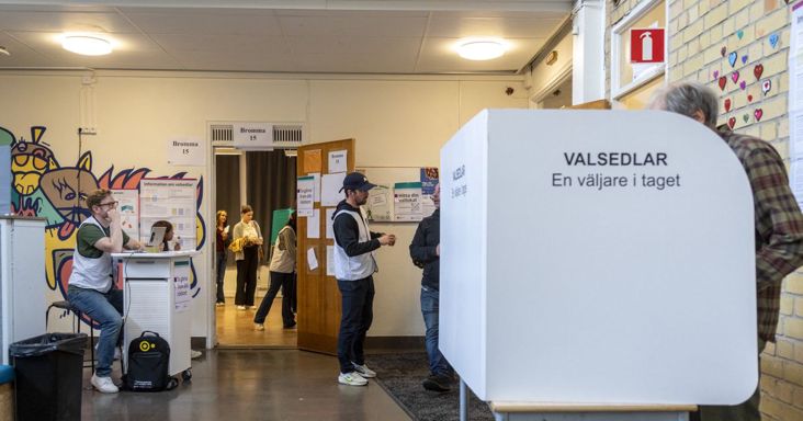 Idegőrlő parlamenti választás Svédországban: egyetlen mandátumon múlhat a kormány sorsa