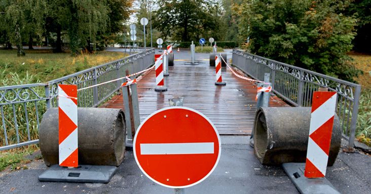 Tanácstalanság, tolatgatás - Megnéztük, hogyan fogadták az autósok a szombathelyi Liget utcai híd lezárását
