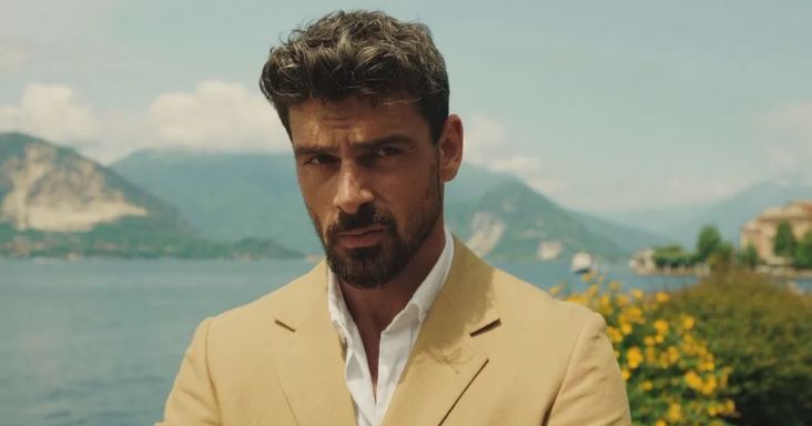 „A legrosszabb alakítás, amit valaha láttam!” – Ízekre szedik a Netflix szépfiúját a kommentelők
