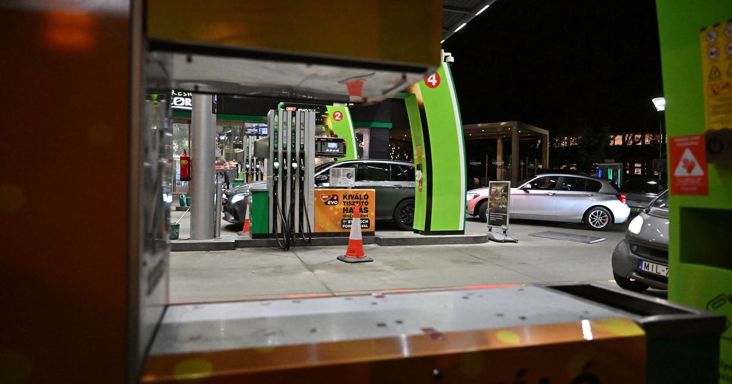 Igazi csoda történt a magyar benzinkutakon, életbe lépett a láthatatlan védett ár: az 5000 forintos dízeltámogatás eltakarta a szemek elől, mit tett a Mol az üzemanyaggal