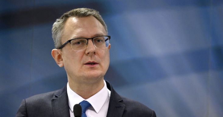 Rétvári Bence nagyon kíváncsi a "magyar-angol lóháború" részleteire