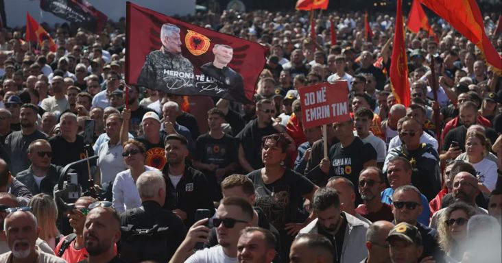 Háborús bűnök miatt 25 év börtönre ítélték a volt koszovói elnököt Hágában, a támogatói könnyezve hallgatták az ítéletet