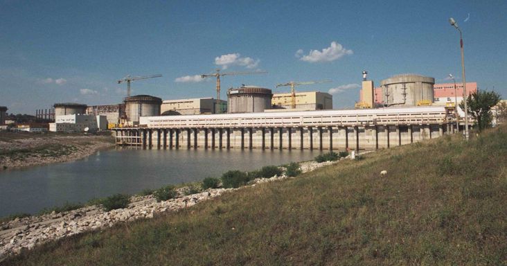 Veszélyes szintre apadt a Duna, mégis leállt a kotrás az atomerőműnél – új kormányhatározat nélkül nem tudnak dolgozni a románok