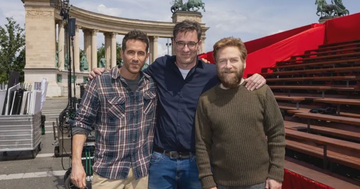 Karácsony Gergely kiposztolta a Ryan Reynoldsszal közös fotót a Mayday forgatásáról