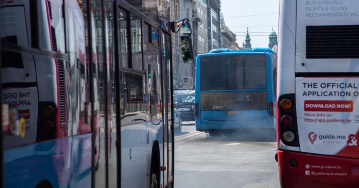 Beszakadt az aszfalt egy BKK-busz alatt a XV. kerületben