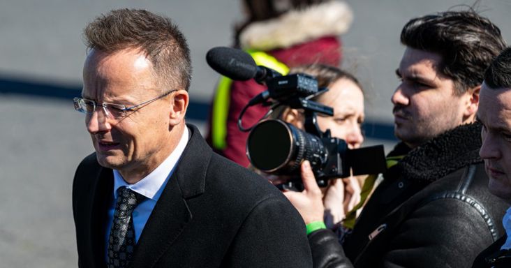 Szijjártó Péter azt mondja, jelenleg fontos tárgyalásokat bonyolít a Közel-Keleten