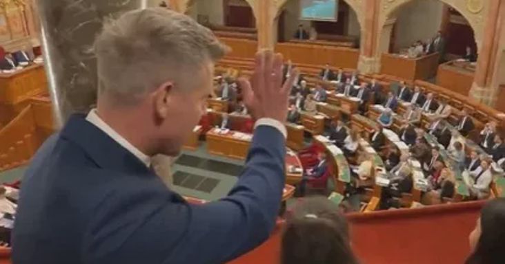 Integessetek a bácsinak – mondta a parlamentbe látogató gyerekeknek Magyar Péter, miután észrevette az őket videózó Pócs Jánost