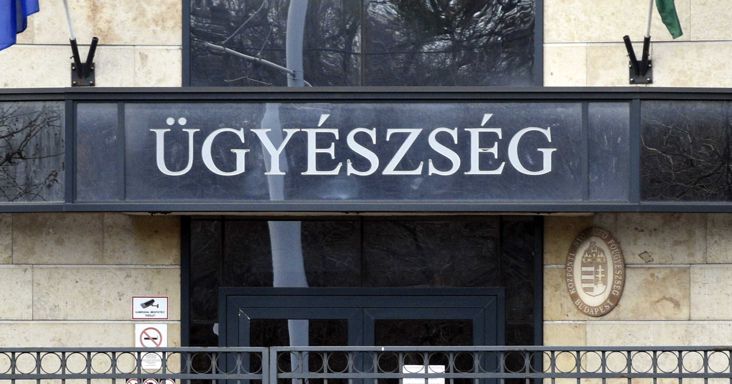 Vádat emeltek a kiskorú gyermekét itallal és cigarettával kínáló apával szemben