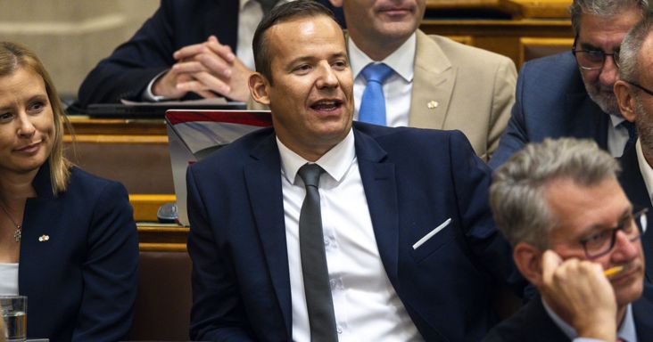 Alkotmányjogászok szerint aránytalanul korlátozta Forsthoffer Ágnes a parlamenti vitában való részvételt, amikor kitiltotta Toroczkait
