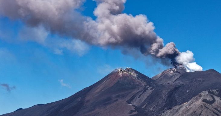 Újból kitört az Etna, lezárták Szicília legnagyobb repterét