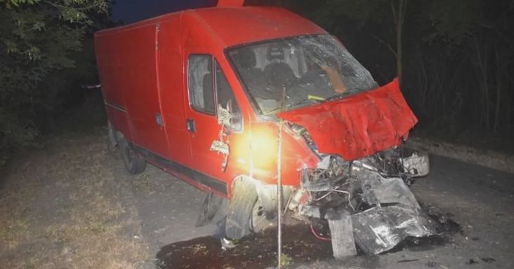 Totálkárosra törte az autót egy részeg férfi, majd egy lóra fogta a történteket
