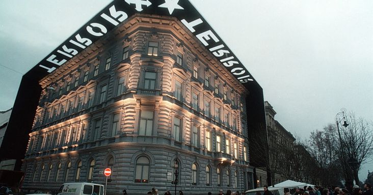 Békemenetet hirdettek a Terror Háza elé – Már most is vasárnap tüntetnek az intézmény bezárása miatt
