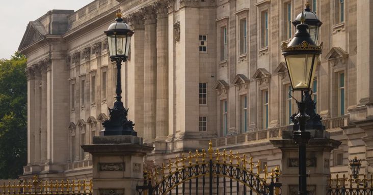 A falak és a padló rejtette a Buckingham-palota különös titkait: 140 éves tárgyra bukkantak a felújítás során