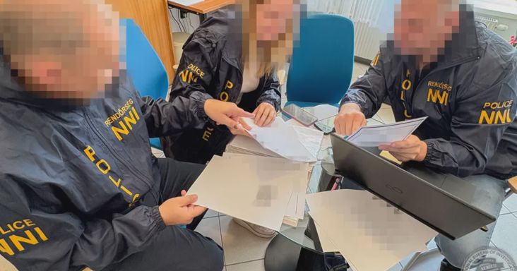 Laptopokról és mobilokról mentett le adatokat a rendőrség az Országos Onkológiai Intézetben tartott házkutatáson